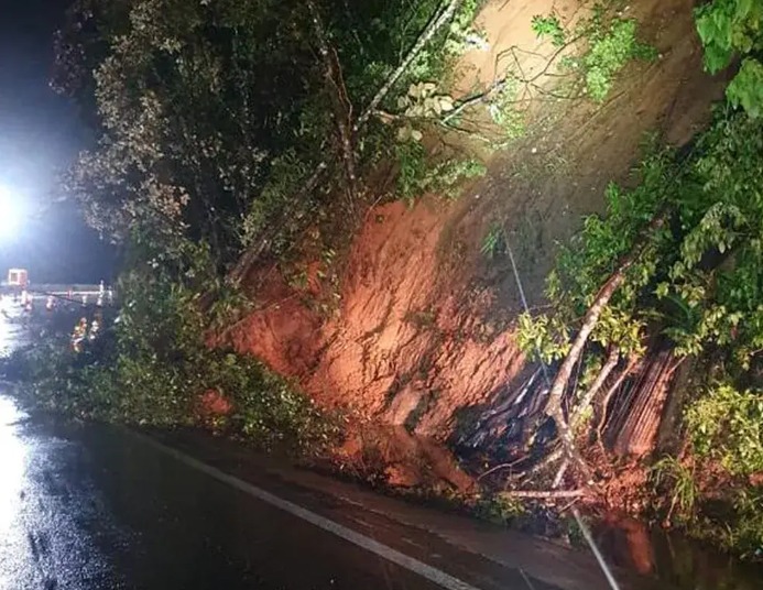 BR-376 está interditada na região da serra, sentido PR e SC